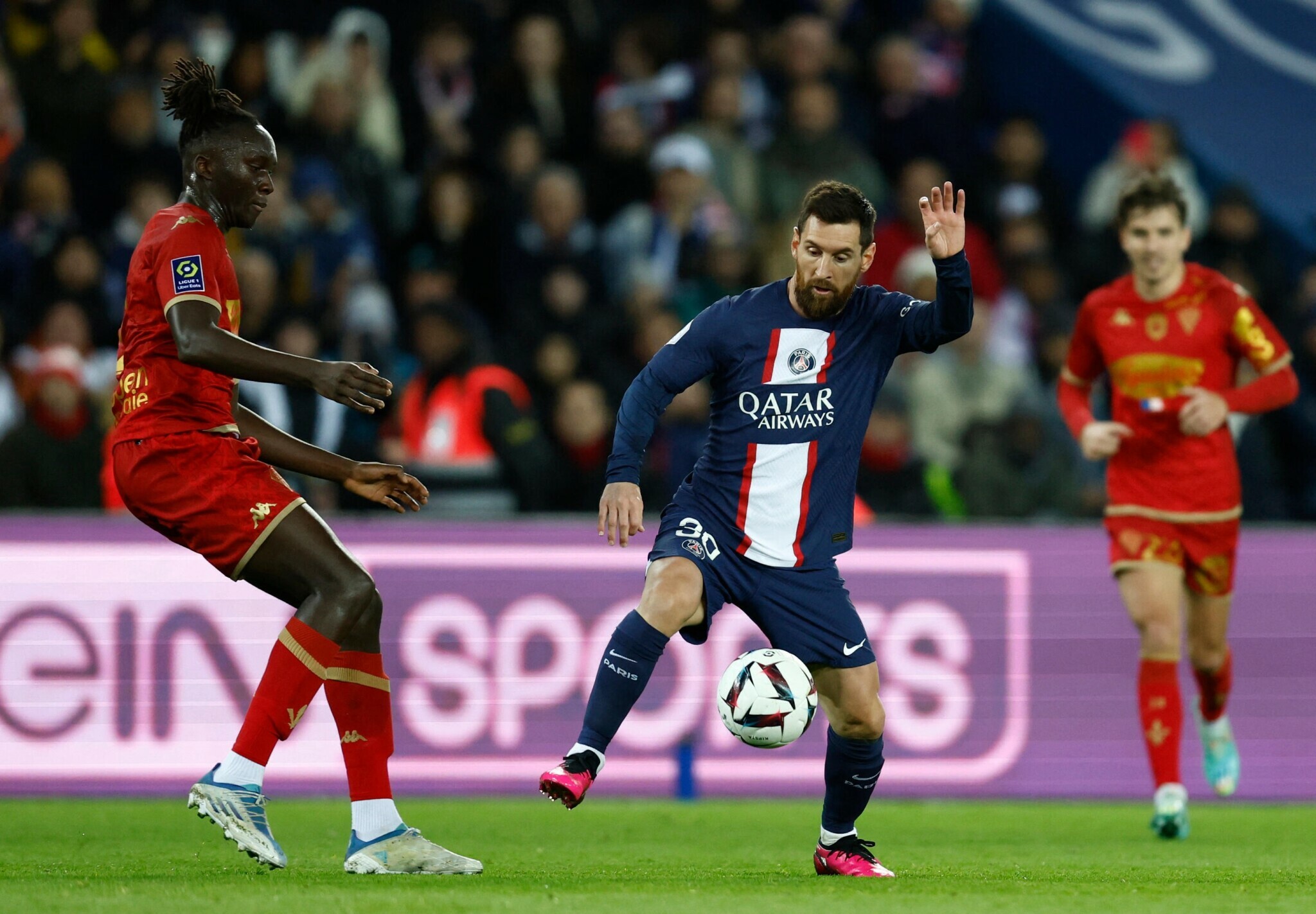 包含梅西回归赛场，连败首场状态亮眼，巴黎圣日耳曼观众沸腾！的词条